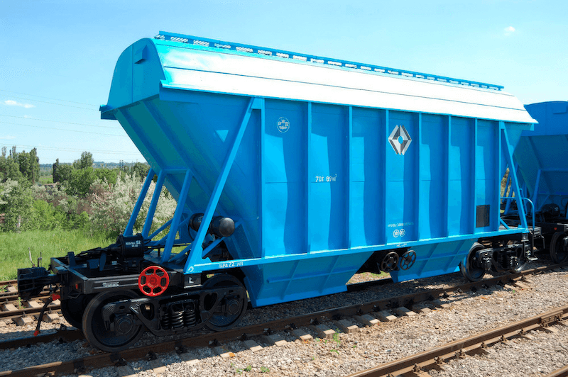 Вагон-хоппер для минеральных удобрений с выгрузкой в межрельсовое пространство