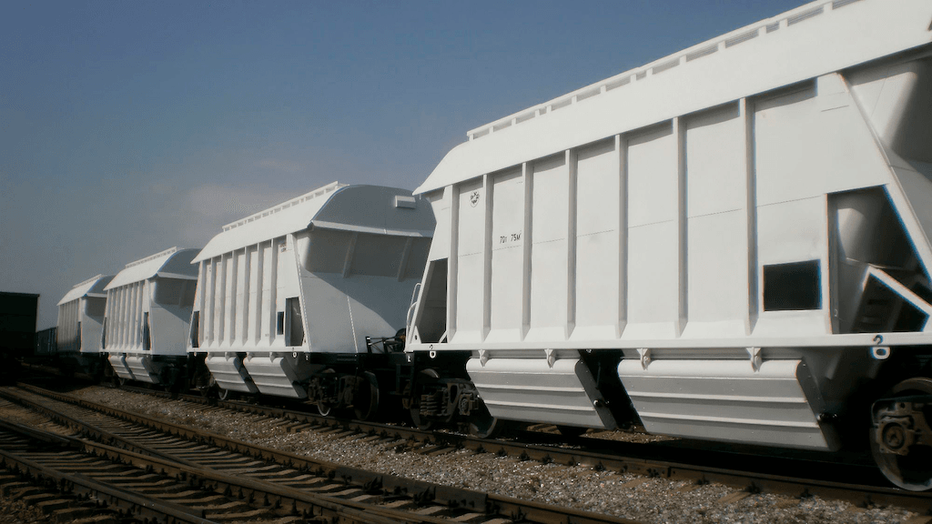 Вагон-хоппер для минеральных удобрений с увеличенным объемом кузова